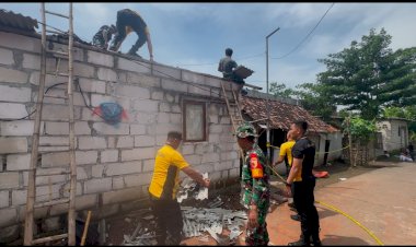 Sinergitas,-Polisi-dan-TNI-Bantu-Perbaiki-Rumah-Terdampak-Ledakan-di-Puri-Mojokerto