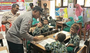 Polsek-Sukodono-Bagikan-Makan-Siang-Bergizi-di-SDN-1-Jogosatru