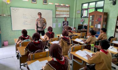 Kanit-Binmas-Polsek-Krembung-Edukasi-Bahaya-Perundungan-ke-Pelajar