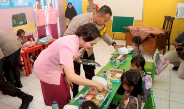 Cerianya-Siswa-TK-Kemala-Bhayangkari-42-Kota-Kediri-Mendapat-Makan-Bergizi-Gratis
