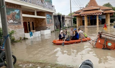 Kapolsek-Krian-Tinjau-Banjir-Luapan-Sungai-Mas-di-Desa-Barengkrajan