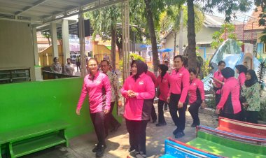 Ny.-Juliati-Sigit-Prabowo-Kunjungan-ke-SLB-Kemala-Bhayangkari-2-Gresik