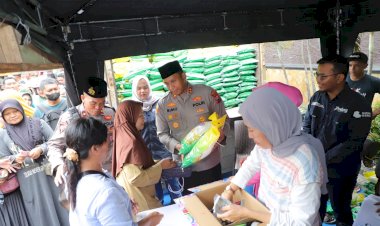 Ramadhan-Berkah-Polres-Kediri-Gelar-Bazar-Murah-Masyarakat-Sumringah