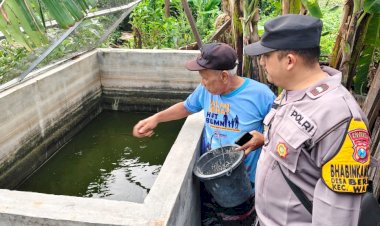 Polsek-Waru-Cek-Budidaya-Ikan-Lele-Warga-untuk-Dukung-Ketahanan-Pangan-Polresta-Sidoarjo