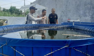 Bhabinkamtibmas-Desa-Kedung-Kendo-Tinjau-Sarana-dan-Prasarana-Budidaya-Ikan-Lele-dalam-Program-P2B