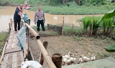 Bhabinkamtibmas-Desa-Tarik-Jalin-Silaturahmi-dengan-Warga-Penggerak-Ketahanan-Pangan