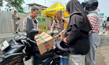 Bantu-Pemudik-Kehabisan-Bensin,-Polisi-di-Kota-Kediri-Tuai-Pujian