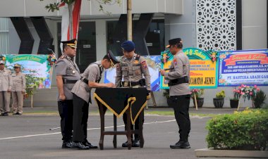 Kunjungan-Kerja,-Kapolda-Jatim-Pimpin-Upacara-Sertijab-Kapolres-Tuban