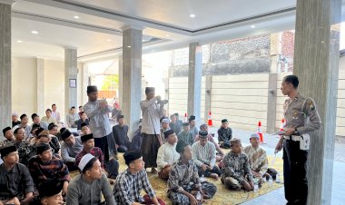 Hardiknas-Polres-Probolinggo-Beri-Edukasi-Santri-Kenalkan-Program-Keselamatan-Berkendara