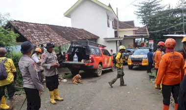 Libatkan-Anjing-Pelacak-Polisi-Kembali-Cari-Korban-Longsor-di-Trenggalek