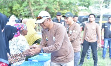 Sambut-Hari-Bhayangkara-ke-79,-Kapolda-Jatim-Safari-Kamtibmas-Salurkan-Bansos-untuk-Warga-Pesisir-Situbondo