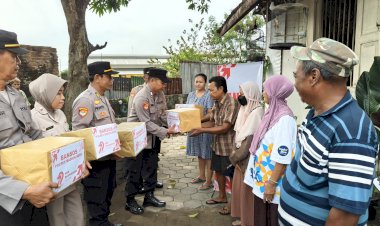 Senyum-Renyah-Warga-Terima-Bantuan-Polres-Madiun-Kota-di-Hari-Bhayangkara-ke--79