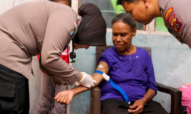 Satgas-Ops-Damai-Cartenz-Laksanakan-Home-Visit-untuk-Lansia-di-Sarmi