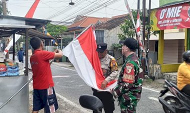 Polisi-di-Sidoarjo-Bagikan-Bendera-Merah-Putih-Secara-Serentak