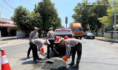 Peduli-Keselamatan-Masyarakat-Polantas-Polres-Situbondo-Tambal-Jalan-Berlubang-Cegah-Laka