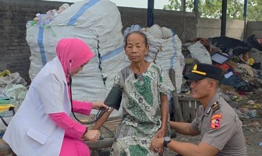 Siswa-Setukpa-Polri-Bantu-Mbah-Jumatin-di-Tulangan