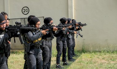 HUT-Brimob-ke-80-Polwan-Polda-Jatim-Tampilkan-Srikandi-Challenge-Penuh-Adrenalin