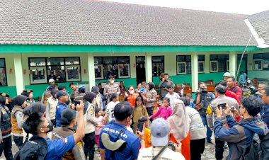 Polres-Lumajang-Lakukan-Trauma-Healing,-Anak---anak-Pengungsi-Semeru-Kembali-Ceria