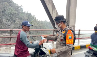 Tim-SAR-Polda-Jatim-Bagikan-Masker-ke-Warga-Terdampak-Abu-Vulkanik-Semeru