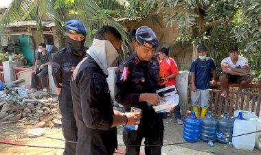 Polri-Salurkan-Air-Bersih-dan-Bagikan-Masker-untuk-Warga-Terdampak-Banjir-di-Nagan-Raya
