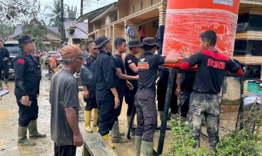 Polri-Salurkan-627-Tandon-Air-Bersih-untuk-Warga-Terdampak-Bencana,-Salah-Satunya-di-Aceh-Tamiang