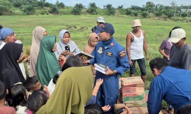 Pilot-dan-Kru-Helikopter-Salurkan-Amanah-Al-Qur’an-untuk-Anak-Anak-Terdampak-Banjir-di-Aceh-Tamiang