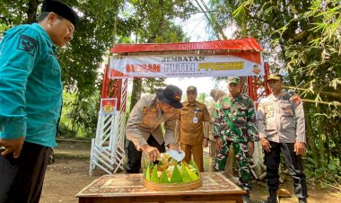 Polres-Probolinggo-Bangun-Jembatan-Merah-Putih-Presisi,-Akses-Warga-Tiris-–-Andungsari-Kembali-Terhubung