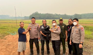Tak-Hanya-Padamkan-Api,-Polri-Selamatkan-Anak-Beruang-Madu-Terdampak-Karhutla