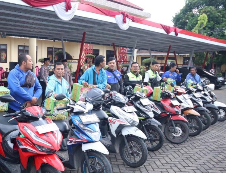 Polres Situbondo dan Bhayangkari Berbagi Ratusan Bingkisan Ramadhan untuk Driver Ojol