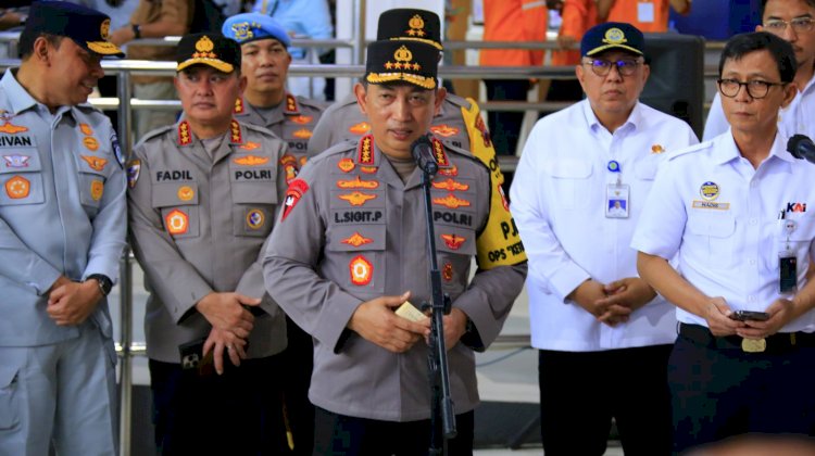Kapolri Cek Langsung Pelayanan Arus Balik di Stasiun Tawang, Dorong Pemudik Gunakan Kereta Api