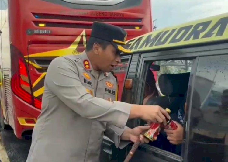 Pantau Arus Balik Lebaran di Mengkreng, Kapolres Kediri Berbagi Minuman Untuk Pengguna Jalan