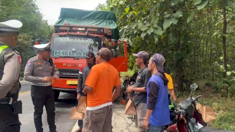 Polres Situbondo Berbagi Makanan Gratis Untuk Sopir Truk dan Angkutan Umum