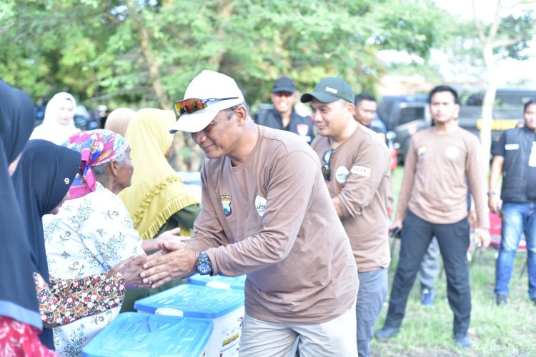 Sambut Hari Bhayangkara ke-79, Kapolda Jatim Safari Kamtibmas Salurkan Bansos untuk Warga Pesisir Situbondo