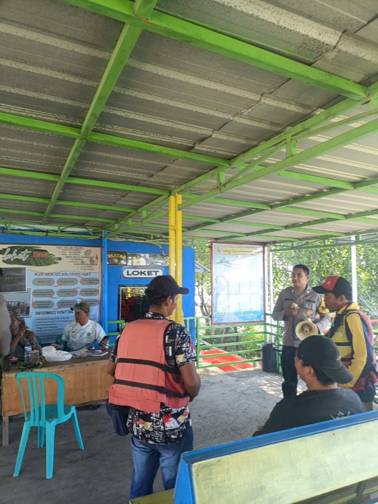 Patroli Polsek Jabon Antisipasi Lonjakan Wisatawan di Wisata Bahari Tlocor Saat Libur Idul Adha