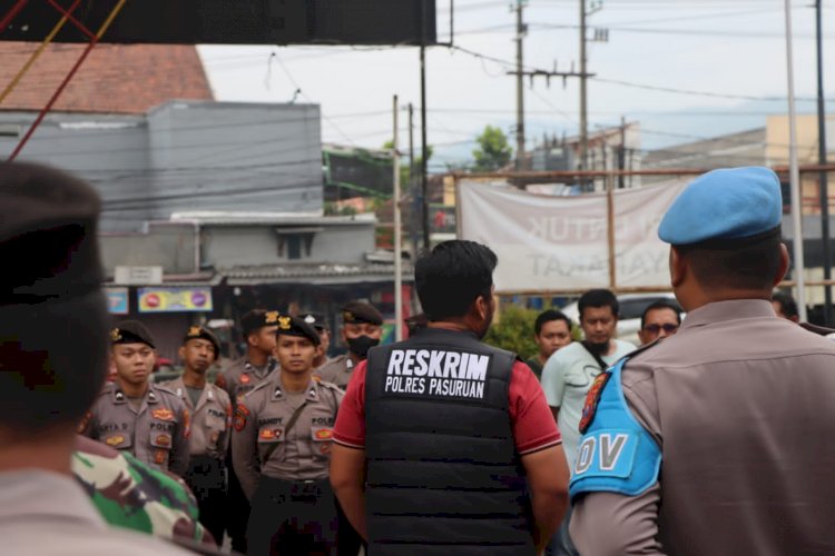 Personel Gabungan Polres Pasuruan Bongkar Arena Sabung Ayam di Purwodadi