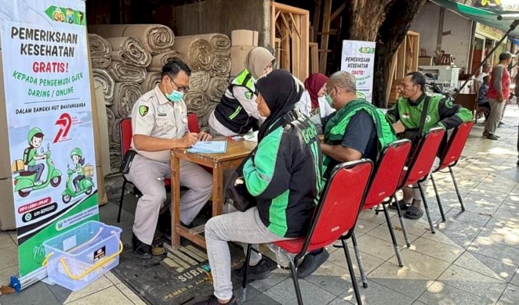 Biddokkes Polda Jatim Gelar Bakti Kesehatan Berkah Bagi Ribuan Ojol di Hari Bhayangkara ke 79