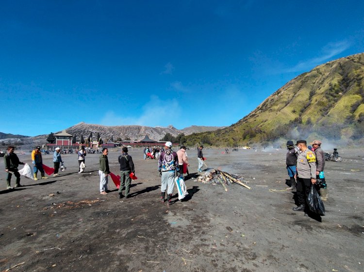 Sambut Hari Bhayangkara ke-79, Polres Probolinggo Bersih - bersih di Gunung Bromo