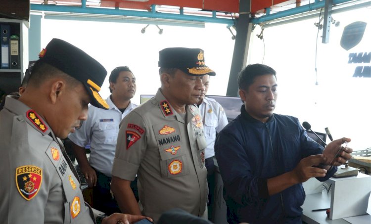 Kapolda Jatim Pantau Langsung Pencarian Korban Kapal Tenggelam di Selat Bali