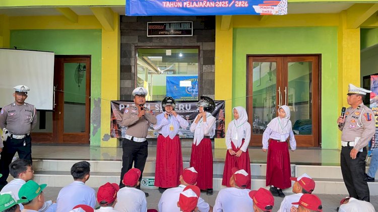 Operasi Patuh Semeru 2025, Polres Mojokerto Edukasi Pelajar Tertib Lalin dan Berbagi Helm Gtatis