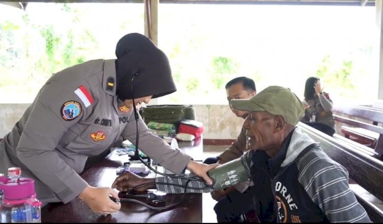 Tokoh Masyarakat Kampung Ansudu, Apresiasi Satgas Ops Damai Cartenz Gelar Bakti Kesehatan Gratis bagi Lansia.
