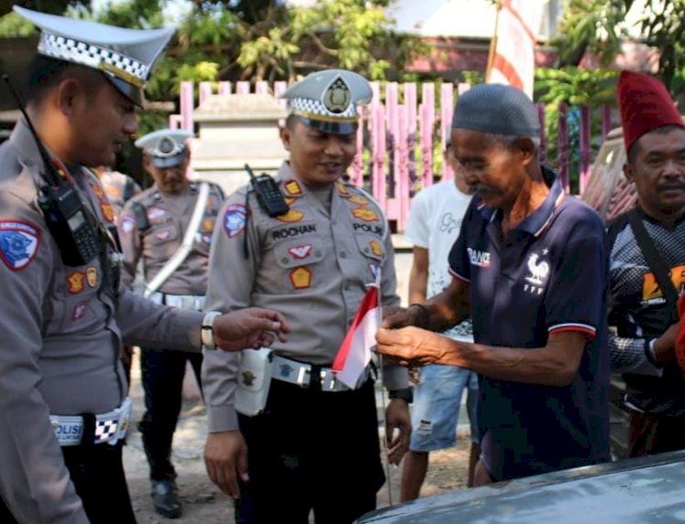 Polisi Gelorakan Semangat Nasionalisme Ratusan Bendera Merah Putih Dibagikan untuk Pengemudi di Bondowoso