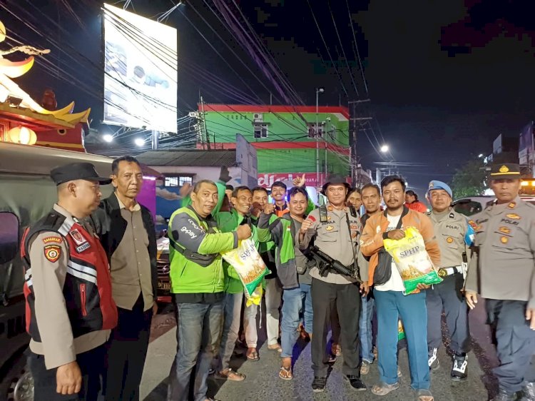 Polsek Krian Gelar Patroli Malam dan Berbagi Beras untuk Ojol