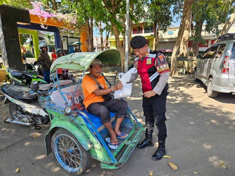 Polisi Patroli Sambil Berbagi Nasi Kotak Program Pasabber Polres Situbondo Disambut Antusias Warga