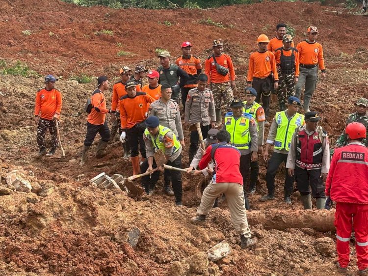 Polri Kerahkan 155 Personel, 4 Anjing Pelacak, dan Perkuat Operasi SAR Longsor Cibeunying 21 Warga Tertimbun