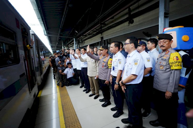 Tinjau Pengamanan Nataru di Stasiun Pasar Senen, Kapolri Ingatkan Kesiapsiagaan Hadapi Potensi Bencana