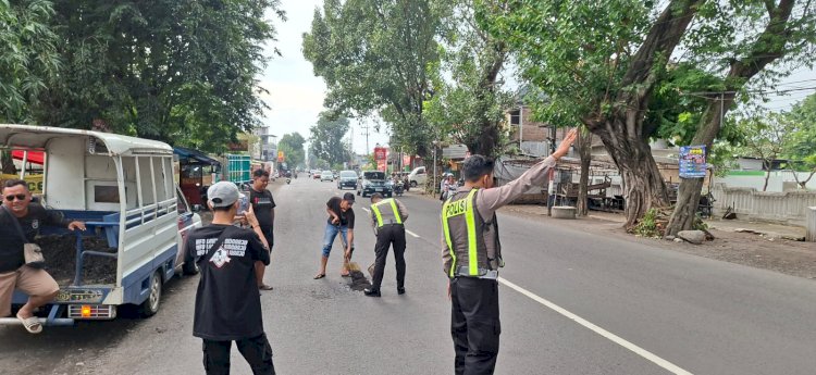 Personel Polsek Krian Gerak Cepat Tangani Jalan Berlubang untuk Keselamatan Pengguna Jalan