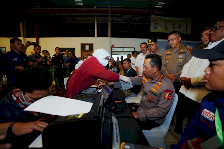 Momen Kapolri Ikut Donor Darah saat Hadiri Baksos HUT ke-53 Buruh KSPSI