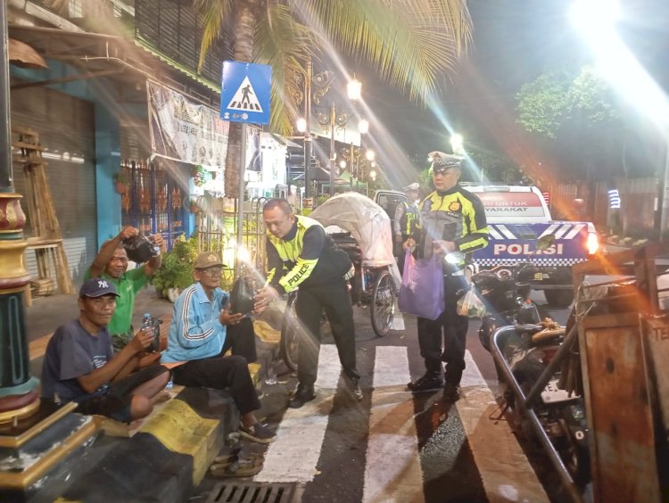 Polres Madiun Kota Patroli Sahur Berbagi Nasi Kotak untuk Warga di Bulan Ramadhan