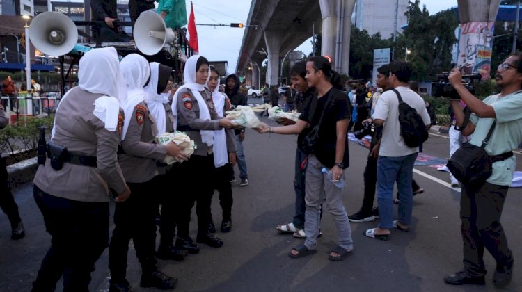 Sejukkan Ramadhan, Polda Metro Jaya Kedepankan Pendekatan Humanis Dan Tim Sholawat Dalam Pelayanan Penyampaian Aspirasi Mahasiswa