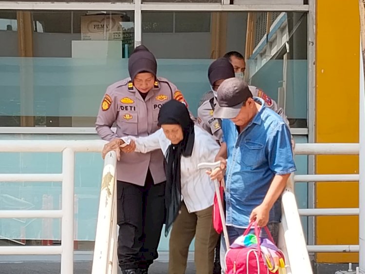 Polwan Polresta Sidoarjo Bantu Lansia Naik Bus di Terminal Purabaya Saat Arus Mudik